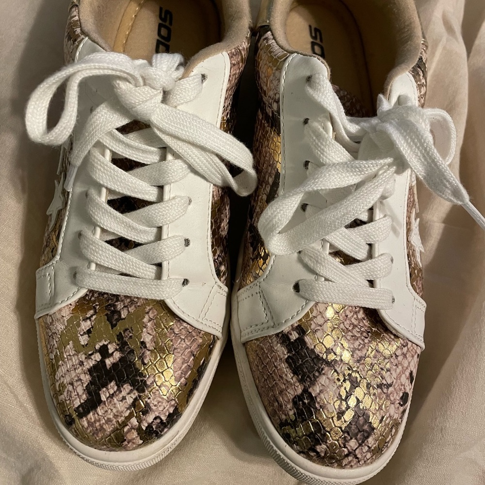 Pink lily boutique tennis shoes, fashionable